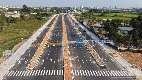 Đường trục trung tâm với 10 làn xe trên địa bàn phường Trấn Biên đã thông xe kỹ thuật.