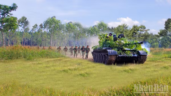 Học viên Trường Sĩ quan Lục quân 2 huấn luyện chiến đấu hiệp đồng quân binh chủng.
