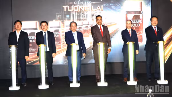 Các đại biểu thực hiện nghi thức vận hành dây chuyền đóng gói cà-phê hòa tan trong hũ thủy tinh tại Nhà máy Nestlé Trị An. (Ảnh: THIÊN VƯƠNG)