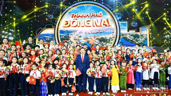 Lãnh đạo thành phố Đồng Nai chụp ảnh lưu niệm cùng thanh thiếu niên, nhi đồng trong buổi Lễ công bố nghị quyết thành lập thành phố Đồng Nai, tối 18/5/2026.