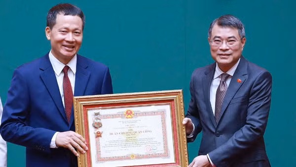 Thủ tướng Chính phủ Lê Minh Hưng trao Huân chương Quân công hạng Nhất của Chủ tịch nước tặng đồng chí Vũ Hồng Văn.