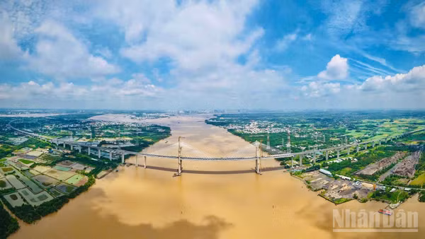 Cầu Phước Khánh bắc qua sông Lòng Tàu, nối thành phố Đồng Nai với Thành phố Hồ Chí Minh trên cao tốc Bến Lức-Long Thành.
