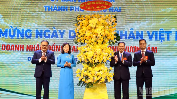 Lãnh đạo thành phố Đồng Nai tặng hoa chúc mừng Ngày Doanh nhân Việt Nam 13/10. (Ảnh: THIÊN VƯƠNG)
