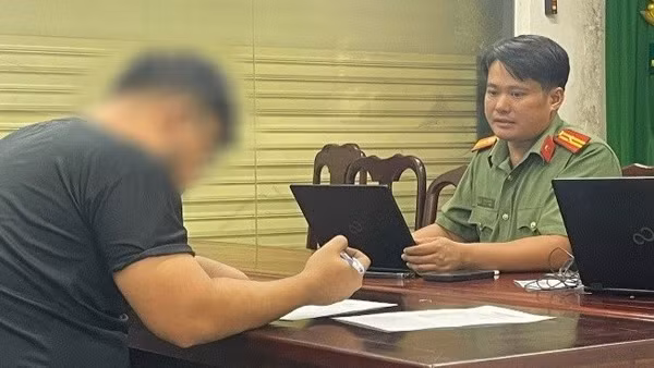 Cán bộ Phòng An ninh mạng và phòng chống tội phạm sử dụng công nghệ cao Công an tỉnh Đồng Nai làm việc với ông N.Đ.H.V.