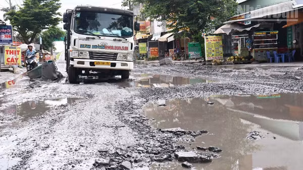 Tuyến đường Bưng Môn đang xuống cấp trầm trọng, nắng bụi, mưa lầy lội.