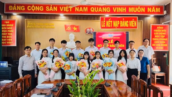 Đảng bộ Trường trung học phổ thông Long Khánh tổ chức kết nạp 13 học sinh ưu tú vào Đảng.