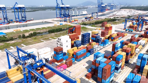 Một góc cảng Phước An - trung tâm logistics mới của thành phố Đồng Nai. (Ảnh: THIÊN VƯƠNG)