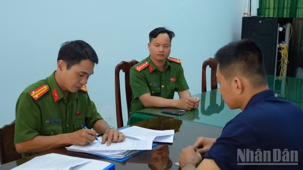 Lực lượng chức năng xử lý Nguyễn T. T về hành vi “gọi đến số điện thoại khẩn cấp 113 để quấy rối”. (Ảnh: TRỌNG TÍN)