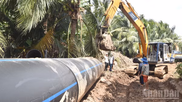 Lắp đặt hệ thống ống truyền tải của dự án nhà máy nước thô liên vùng tỉnh Đồng Tháp-Tây Ninh-Vĩnh Long. (Ảnh: NGUYỄN SỰ)