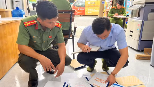 Cơ quan chức năng kiểm tra cơ sở photocopy và phát hiện in nhiều sách giáo khoa trái phép. (Ảnh: Công an cung cấp)