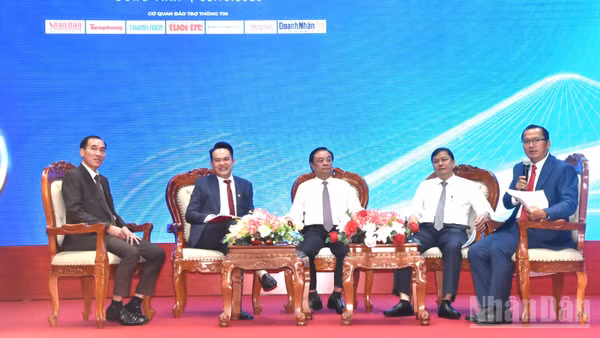 Diễn giả khách mời trao đổi với các doanh nghiệp nhỏ và vừa trên địa bàn tỉnh Đồng Tháp. (Ảnh: NGUYỄN SỰ)