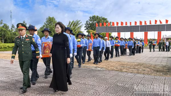Phó Chủ tịch Quốc hội Nguyễn Thị Hồng và Phó Chủ nhiệm Tổng cục Chính trị Quân đội nhân dân Việt Nam Lê Quang Minh cùng các đại biểu đưa hài cốt liệt sĩ đến nơi an nghỉ cuối cùng tại Nghĩa trang Liệt sĩ Tam Nông. (Ảnh: CHÍ PHÚC)