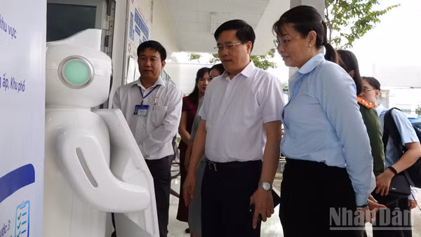 Trung tâm Hành chính công phường Trung An, tỉnh Đồng Tháp, đưa Robot lễ tân thông minh vào phục vụ người dân và doanh nghiệp. (Ảnh: NGUYỄN SỰ)