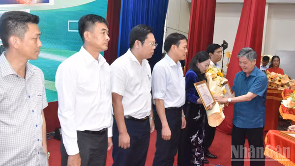 Đồng chí Ngô Chí Cường, Ủy viên Trung ương Đảng, Bí thư Tỉnh ủy, Chủ tịch Hội đồng nhân dân tỉnh Đồng Tháp trao Bằng khen cho các doanh nghiệp. (Ảnh: NGUYỄN SỰ)