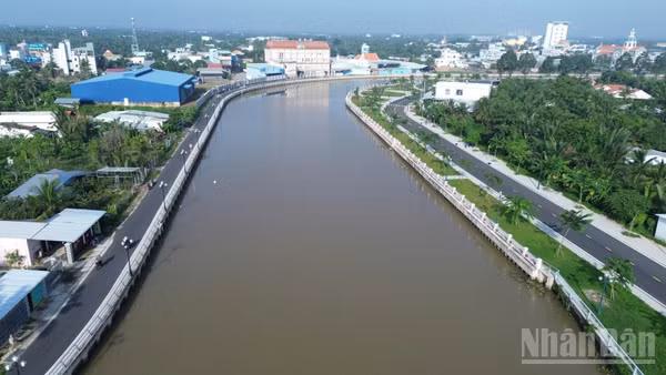Một đoạn kênh Bảo Định thuộc tỉnh Đồng Tháp. (Ảnh: NGUYỄN SỰ)