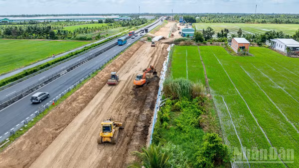 Dự án mở rộng đường cao tốc Thành phố Hồ Chí Minh-Trung Lương-Mỹ Thuận đang được nhà thầu đẩy nhanh tiến độ. (Ảnh: NGUYỄN SỰ)