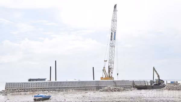 Đê giảm sóng có kết cấu rỗng bằng cấu kiện bê-tông cốt thép đang được triển khai tại tỉnh Đồng Tháp. (Ảnh: NGUYỄN SỰ) 