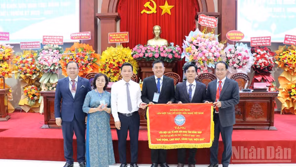 Liên hiệp các tổ chức hữu nghị Việt Nam tặng cờ tại Đại hội. (Ảnh: NGUYỄN SỰ)