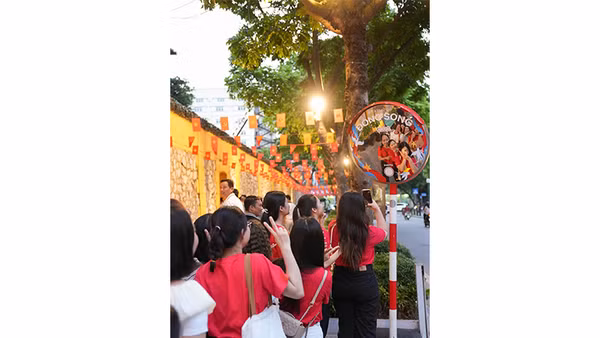 Nhà tù Hỏa Lò - điểm check-in quen thuộc của nhiều bạn trẻ khi đi tour Hà Nội.