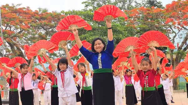 Cô giáo Quàng Thị Diên thường xuyên “lấy mình ra làm gương” tham gia mọi hoạt động với học sinh.