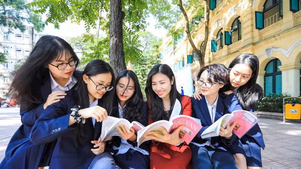 Xây dựng trường học hạnh phúc không chỉ là một khẩu hiệu. Trong ảnh: Cô và trò Trường THPT Việt Đức. Ảnh: Thành Đạt