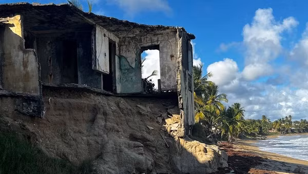 Nhiều ngôi nhà bị biển cuốn trôi do xói mòn bờ biển ở Puerto Rico, vùng biển Caribbean.