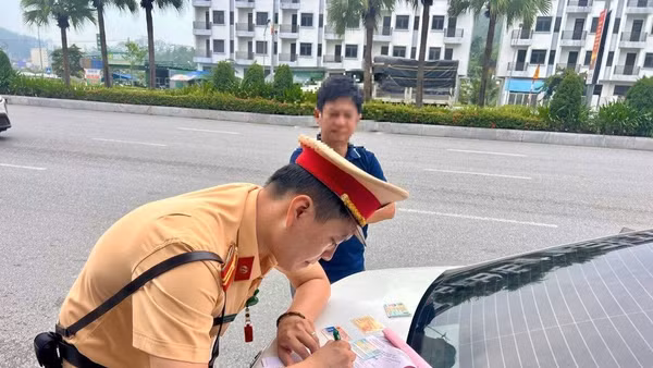 Tổng kiểm soát phương tiện kinh doanh vận tải cần được duy trì thường xuyên, liên tục. Ảnh: Lê Khánh
