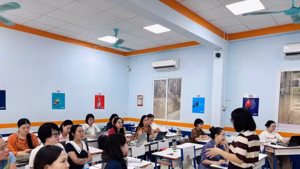 Phát triển nghề nghiệp thông qua các lớp đào tạo, tập huấn hiệu quả sẽ giúp giáo viên vững bước trên hành trình nghề nghiệp. Trong ảnh: Lớp đào tạo kỹ năng đặt câu hỏi trong môn Ngữ văn tại Trường THCS Nguyễn Du (Hà Nội). 