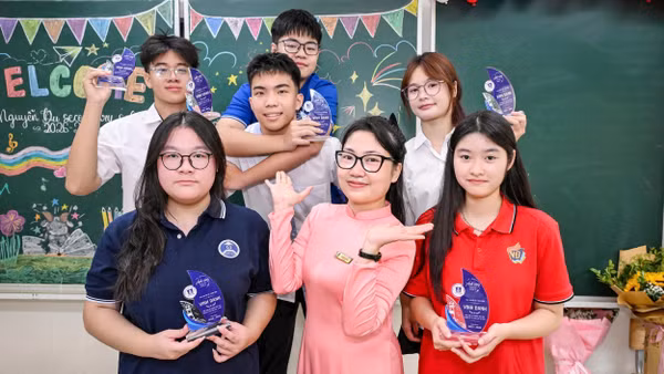 Khoảnh khắc cô Vũ Minh Trang, giáo viên chủ nhiệm lớp 6C Trường THCS Nguyễn Du “khoe” những thành quả đáng trân trọng nhất của mỗi giáo viên. Ảnh: Thành Đạt