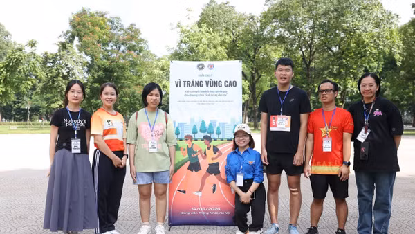 Hồ Minh Quang (thứ ba từ phải sang) tham gia giải chạy “Vì trăng vùng cao”. Ảnh: NVCC