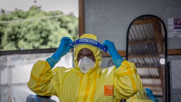Một nhân viên y tế mặc bộ đồ bảo hộ tại trung tâm điều trị Ebola ở Bunia, thủ phủ tỉnh Ituri, CHDC Congo. (Ảnh: Tân Hoa xã)