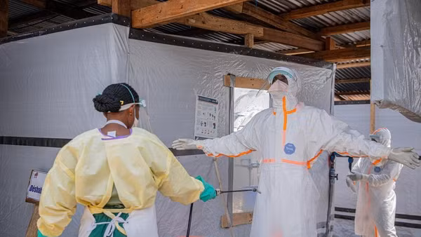 Các nhân viên y tế tiến hành khử trùng tại một trung tâm điều trị Ebola ở Bunia, thủ phủ của tỉnh Ituri, CHDC Congo. (Ảnh: Tân Hoa xã)