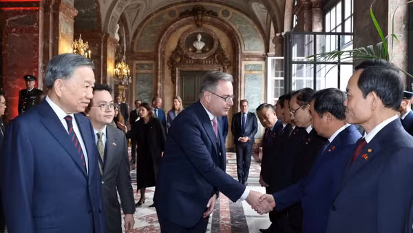 Tổng Bí thư, Chủ tịch nước Tô Lâm giới thiệu thành viên Đoàn cấp cao Việt Nam với Thủ tướng Bỉ Bart De Wever. (Ảnh: Thống Nhất/TTXVN)