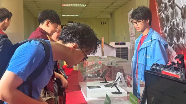 Triển lãm các kết quả nghiên cứu trong lĩnh vực vật liệu, bán dẫn của Đại học Bách khoa Hà Nội. (Ảnh: HÀ LINH)