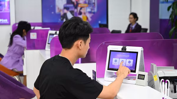 TPBank ứng dụng AI và các công nghệ thông minh giúp khách hàng chủ động nộp rút tiền với máy eCM tại quầy giao dịch mà không cần nhờ giao dịch viên. (Ảnh: THANH TÂM)