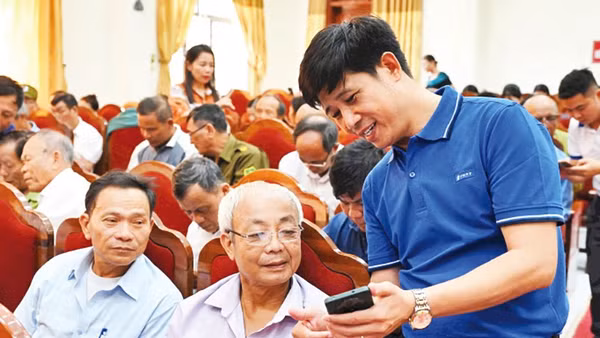 Hướng dẫn người dân cài đặt, sử dụng ứng dụng công dân số i-HaTinh. (Ảnh: NGÔ TUẤN)