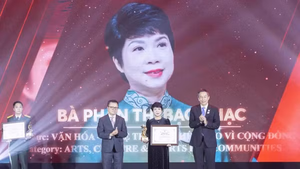 Tổng Biên tập Báo Nhân Dân Lê Quốc Minh và ông Lester Tan Teck Chuan, Tổng Giám đốc SABECO trao giải cho các cá nhân được vinh danh tại Chương trình “Vinh danh Người truyền lửa” năm 2025. (Ảnh: Quang Vinh)