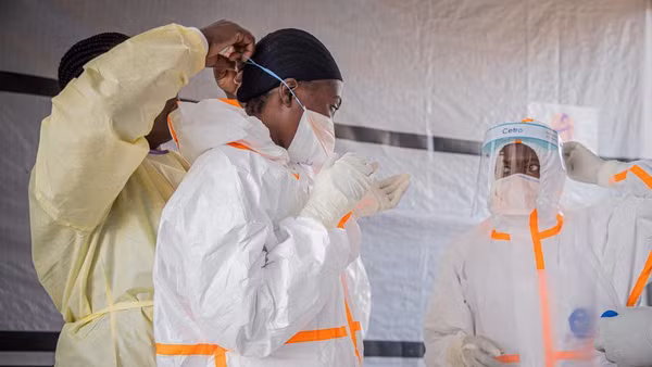 Các nhân viên y tế tại một trung tâm điều trị Ebola ở Bunia, tỉnh Ituri, CHDC Congo. (Ảnh: Tân Hoa xã)