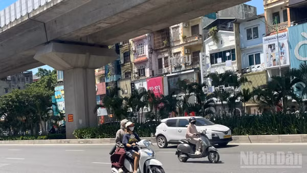 Dự báo khu vực Hà Nội ngày nắng nóng, chiều tối và đêm có mưa rào và dông vài nơi. (Ảnh: Đ.T)