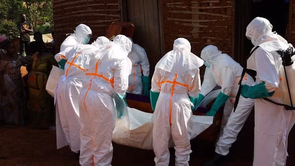 Các nhân viên y tế di chuyển thi thể một nạn nhân Ebola tại Mongbwalu, tỉnh Ituri, miền đông Cộng hòa Dân chủ Congo. (Ảnh: Tân Hoa xã)