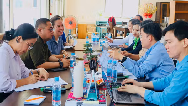 Đoàn giám sát của Liên đoàn Lao động Thành phố Hồ Chí Minh làm việc với Công ty TNHH Ding Xin Industrial (phường Tây Nam, Thành phố Hồ Chí Minh). (Ảnh: VƯƠNG LÊ)