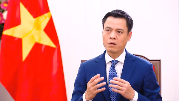 Thứ trưởng Ngoại giao Đặng Hoàng Giang trả lời phỏng vấn báo chí về mục đích, ý nghĩa chuyến công tác. (Ảnh: Hồng Quân)