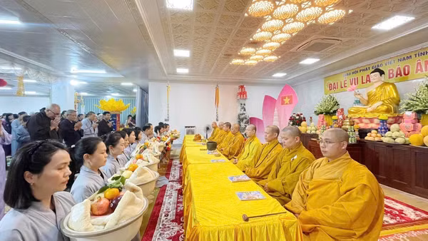 Các phật tử dâng lễ trong Đại lễ Vu Lan Báo ân-Báo hiếu tại Chùa Thành (Lạng Sơn). (Ảnh: TTXVN)