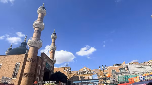 Toàn cảnh chợ phiên quốc tế Bazaar, với nhà thờ Hồi giáo Nhị Đạo Kiều nổi bật. (Ảnh: HỮU HƯNG)