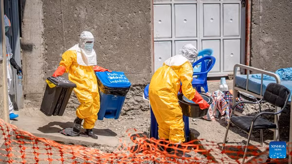 Các nhân viên y tế tại một trung tâm điều trị Ebola ở Goma, CHDC Congo. (Ảnh: Tân Hoa xã) 