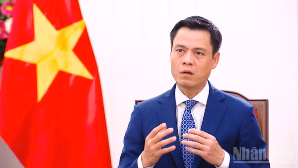 Thứ trưởng Ngoại giao Đặng Hoàng Giang trả lời phỏng vấn báo chí về mục đích, ý nghĩa chuyến công tác. (Ảnh: Hồng Quân)