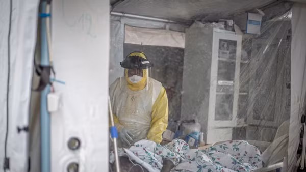 Một nhân viên y tế kiểm tra bệnh nhân tại trung tâm điều trị Ebola ở Bunia, thủ phủ tỉnh Ituri, Congo. (Ảnh: Tân Hoa xã)