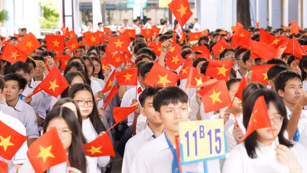 Học sinh Trường trung học phổ thông Trần Phú, phường Phú Thọ Hòa, Thành phố Hồ Chí Minh trong ngày khai giảng năm học 2025-2026. (Ảnh minh họa: VŨ THẾ ANH)