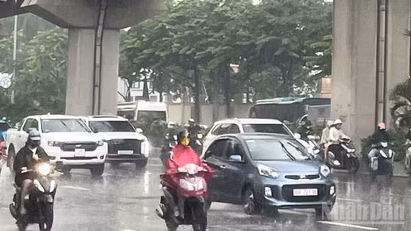 Khu vực Hà Nội sáng có mưa vừa, mưa to và dông, cục bộ có nơi mưa rất to. (Ảnh minh họa: Đ.T)