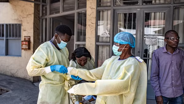 Các nhân viên y tế chống dịch Ebola ở Goma, CHDC Congo. (Ảnh: Tân Hoa xã)